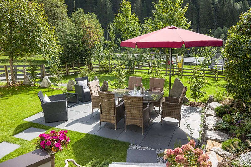 Garten mit Terrasse von der Pension Zillertal