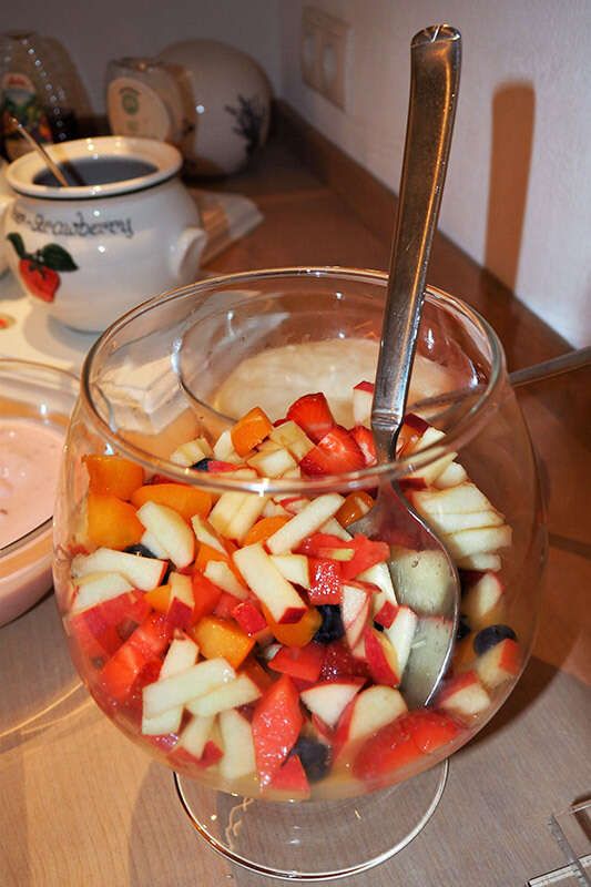 Obstsalat beim Frühstücksbuffet