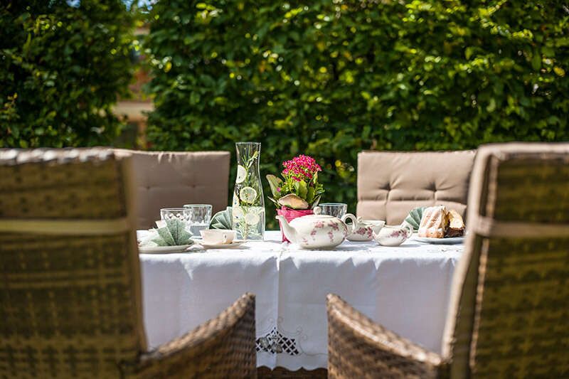 Gartentisch auf der Terrasse von der Pension Zillertal