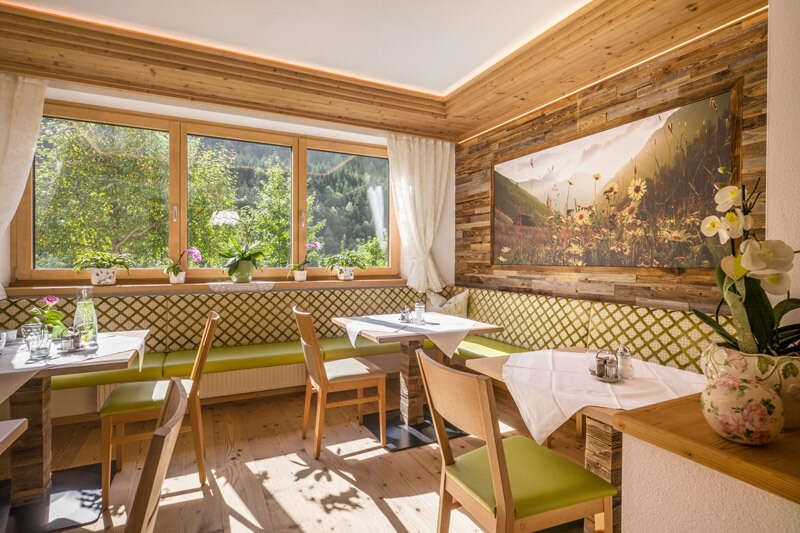 Gemütlicher und heller Frühstücksraum im Gästehaus Zillertal