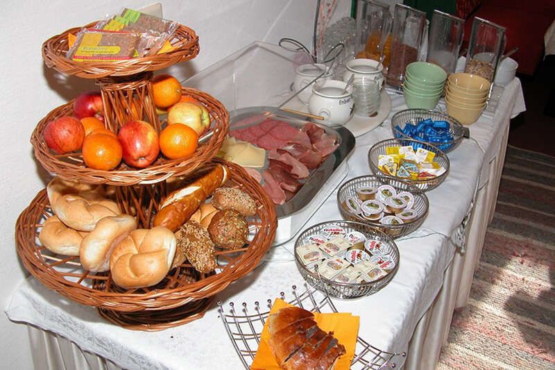 Frühstücksbuffet mit Brot, Marmeladen und Wurst in der Pension Zillertal