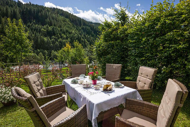 Terrasse mit Sitzgruppe von der Pension Zillertal